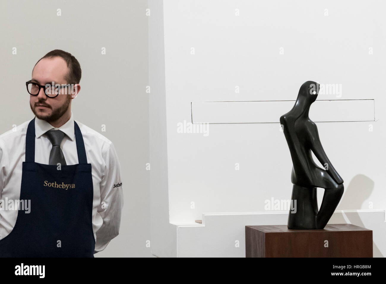 London, UK.  1. März 2017.  Ein Techniker zeigt 'Sitzende, Schwarz' von Alexander Archipenko für einen Hammerpreis von GBP0.7m (EST. GBP0.5 - 0,7 m) am Abend des Impressionismus und der surrealistischen Kunst bei Sothebys in New Bond Street Sale verkauft. Bildnachweis: Stephen Chung / Alamy Live News Stockfoto