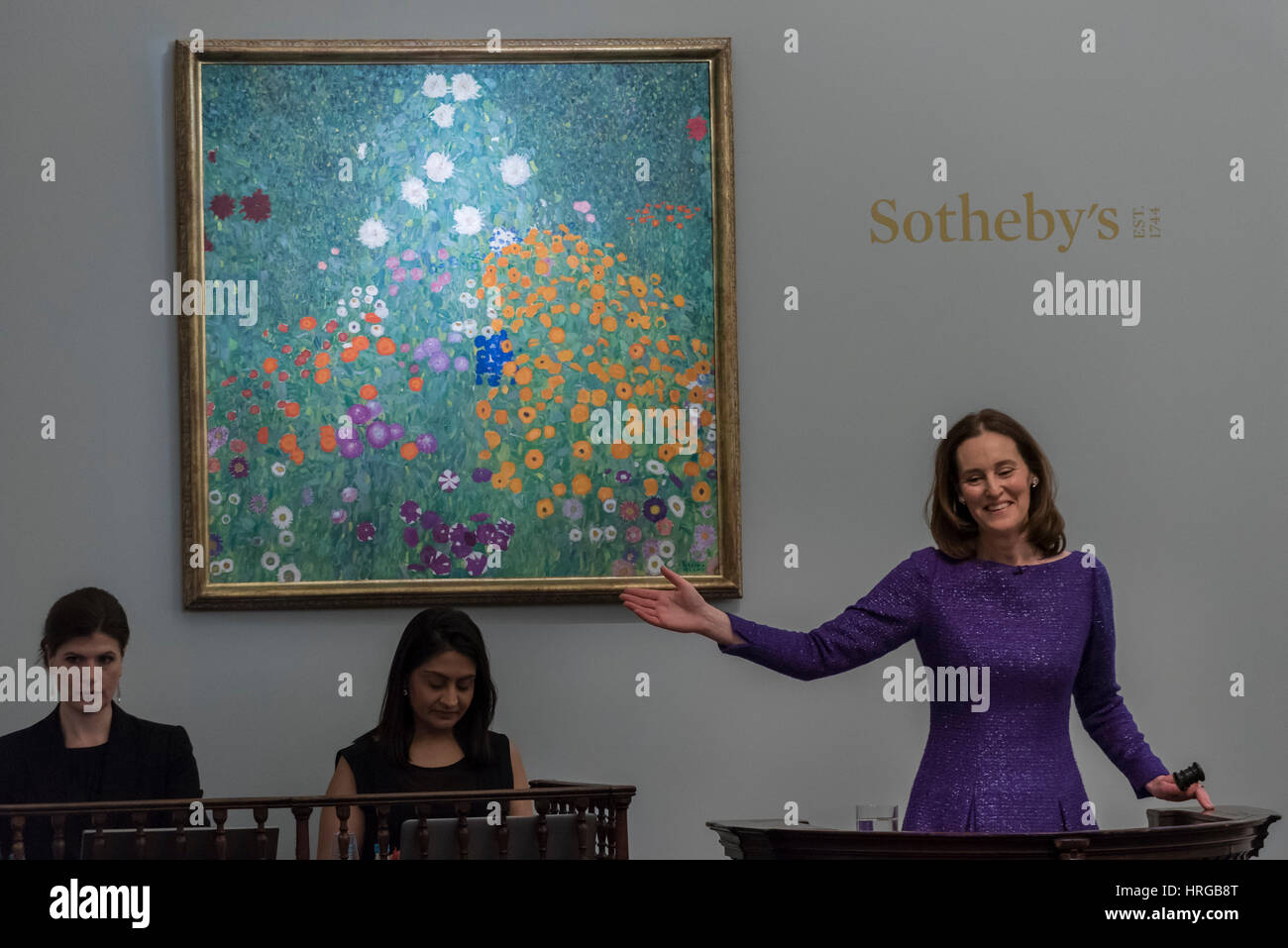 London, UK.  1. März 2017. Sotheby's Helena Newman, Auktionator für den Verkauf steht vor "Bauerngarten (Blumengarten)" von Gustav Klimt, die für einen Hammerpreis von GBP42.5m, am Abend Sale des Impressionismus und der surrealistischen Kunst bei Sothebys in New Bond Street verkauft.  Bildnachweis: Stephen Chung / Alamy Live News Stockfoto