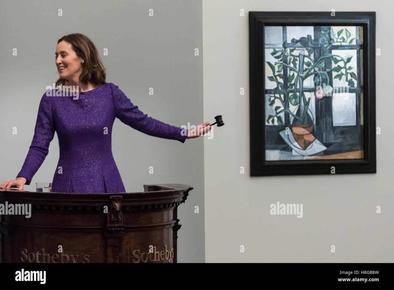 London, UK.  1. März 2017. Sotheby's Helena Newman, Auktionator für den Verkauf präsentiert "Werk De Tomates" von Pablo Picasso, die für einen Hammerpreis von GBP15m verkauft (EST. GBP10 - 15m), am Abend Sale des Impressionismus und der surrealistischen Kunst bei Sothebys in New Bond Street.  Bildnachweis: Stephen Chung / Alamy Live News Stockfoto