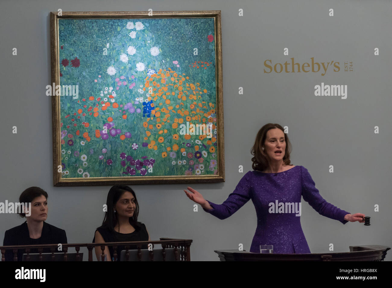 London, UK.  1. März 2017. Sotheby's Helena Newman, Auktionator für den Verkauf steht vor "Bauerngarten (Blumengarten)" von Gustav Klimt, die für einen Hammerpreis von GBP42.5m, am Abend Sale des Impressionismus und der surrealistischen Kunst bei Sothebys in New Bond Street verkauft.  Bildnachweis: Stephen Chung / Alamy Live News Stockfoto