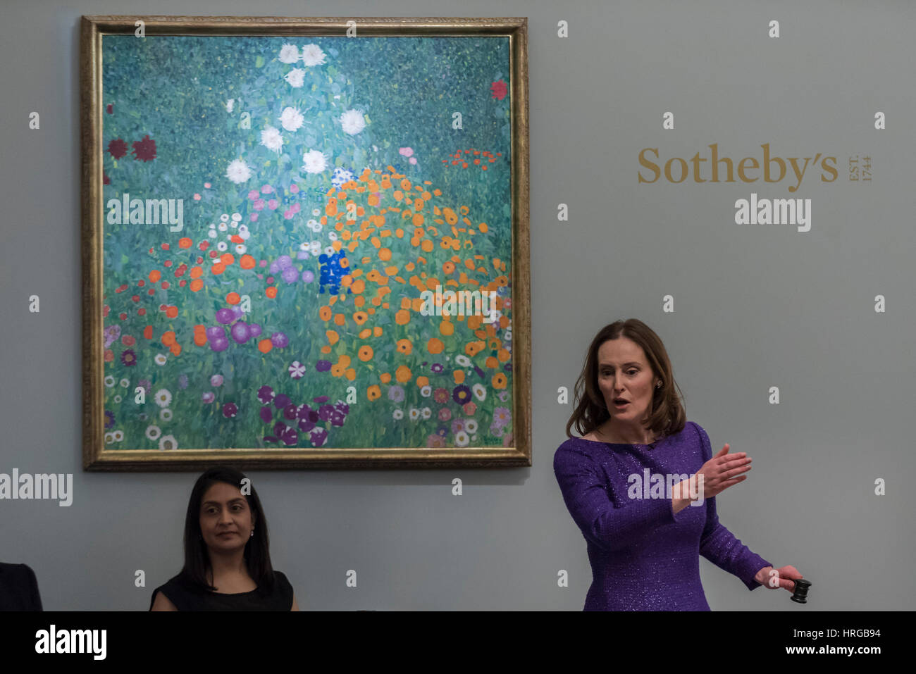 London, UK.  1. März 2017. Sotheby's Helena Newman, Auktionator für den Verkauf steht vor "Bauerngarten (Blumengarten)" von Gustav Klimt, die für einen Hammerpreis von GBP42.5m, am Abend Sale des Impressionismus und der surrealistischen Kunst bei Sothebys in New Bond Street verkauft.  Bildnachweis: Stephen Chung / Alamy Live News Stockfoto