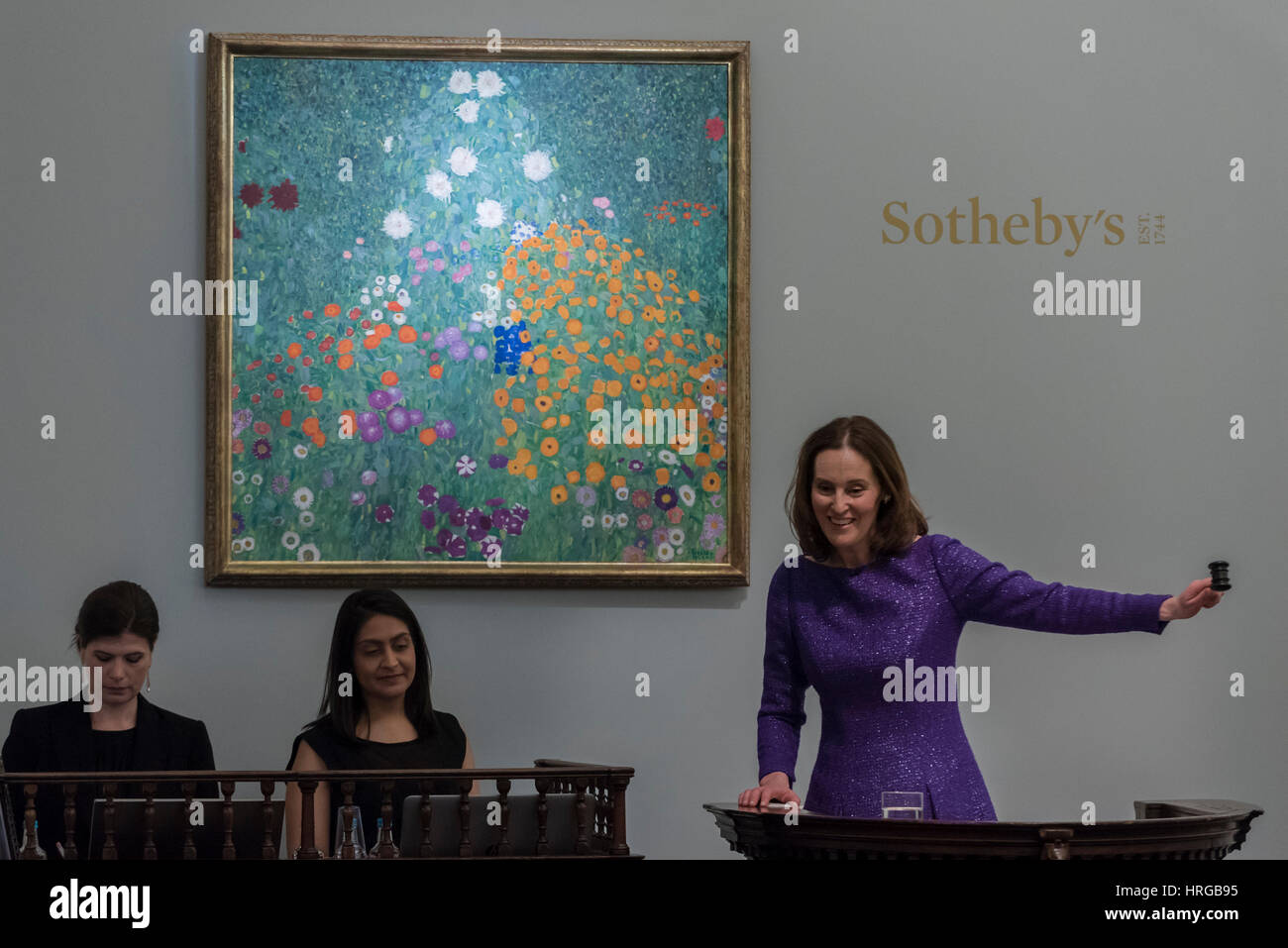 London, UK.  1. März 2017. Sotheby's Helena Newman, Auktionator für den Verkauf steht vor "Bauerngarten (Blumengarten)" von Gustav Klimt, die für einen Hammerpreis von GBP42.5m, am Abend Sale des Impressionismus und der surrealistischen Kunst bei Sothebys in New Bond Street verkauft.  Bildnachweis: Stephen Chung / Alamy Live News Stockfoto
