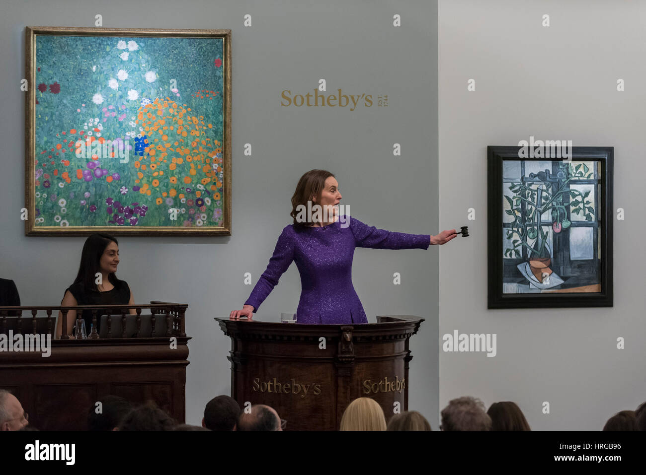 London, UK.  1. März 2017. Sotheby's Helena Newman, Auktionator für den Verkauf vor (L, R) steht "Bauerngarten (Blumengarten)" von Gustav Klimt die verkauft für einen Hammerpreis von GBP42.5m und 'Werk De Tomates"von Pablo Picasso, die für einen Hammerpreis von GBP15m verkauft (EST. GBP10 - 15 m), am Abend Sale des Impressionismus und der surrealistischen Kunst bei Sothebys in New Bond Street.  Bildnachweis: Stephen Chung / Alamy Live News Stockfoto