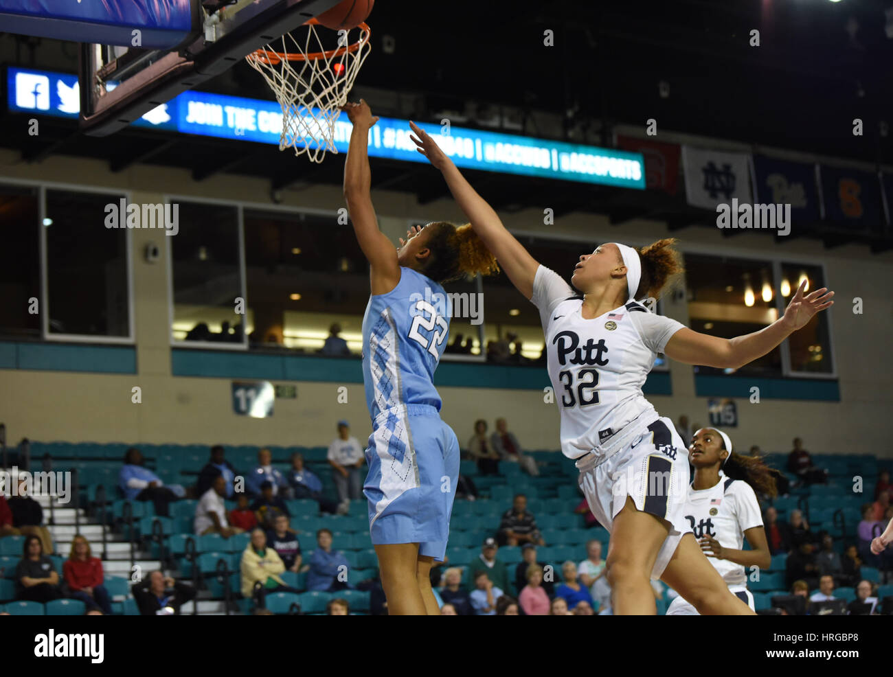 CONWAY, SC - 01. März: North Carolina Tar Heels Wache Paris Kea (22) schießt einen Tempogegenstoß Lay mit Pittsburgh Panthers vorwärts Kalista Walters (32) während des Spiels zwischen den North Carolina Tarheels jagen und den Pitt Panthers ACC Damenturnier am 1. März 2017 in HTC Arena in Conway, SC. North Carolina besiegte Pitt 72-60. William Howard/CSM Stockfoto