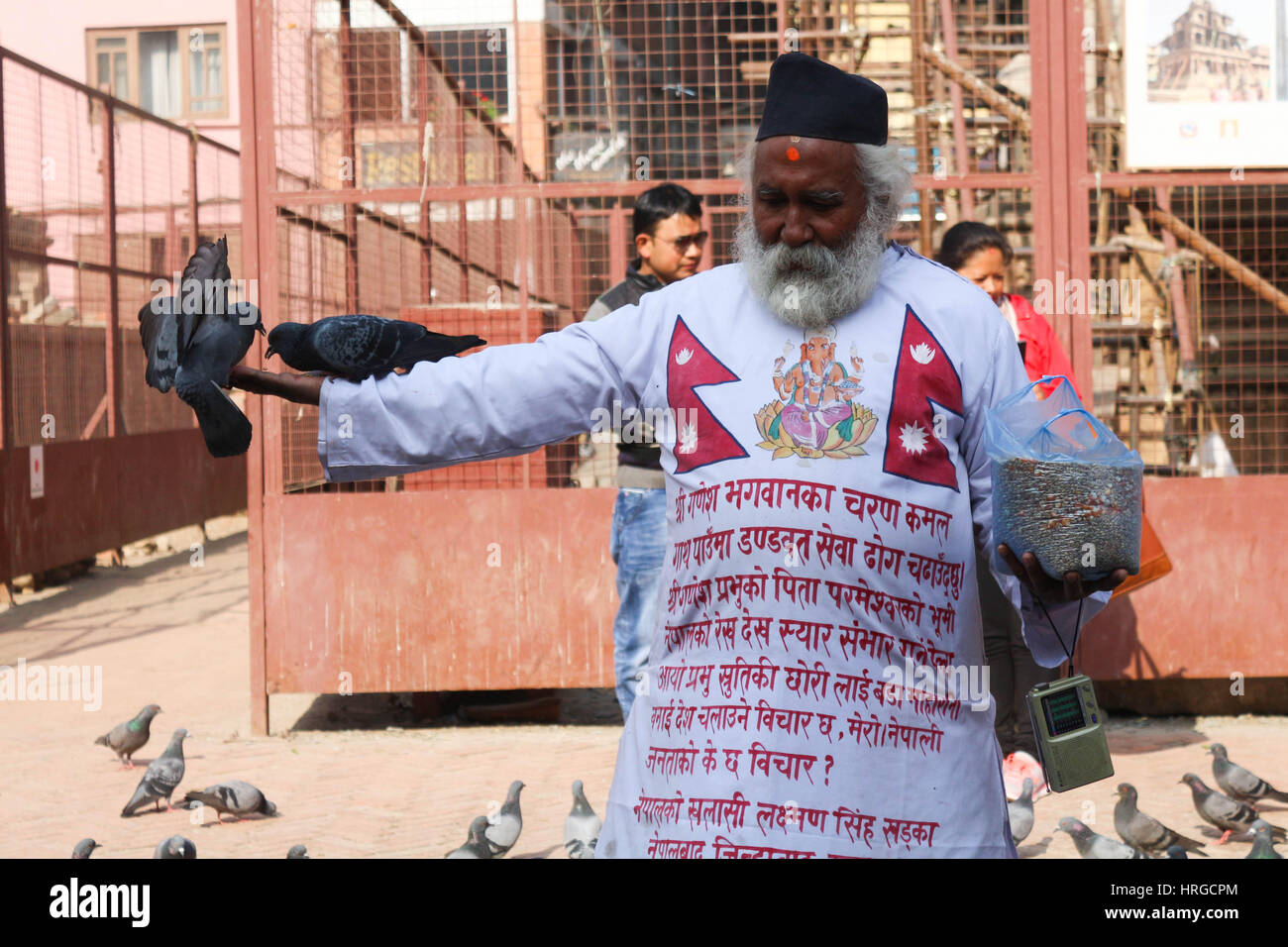 Kathmandu, Nepal. 2. März 2017. Nepals Banner Mann: Laxman Khadha trägt seit einem Kurta die Flagge von Nepal aus mehr als einem Jahrzehnt haben. Er ist ein Mensch, der sehr positiv über die jede Erwartung des Lebens ist. Sein Hauptmotiv ist, das Land zu bauen, das Frieden und Wohlstand sein wird. Er gilt vor allem für seine Vision für die Nation. Er behauptet immer ein unabhängiger Politiker gewesen zu sein und für das wohl des Landes zu arbeiten. Er verbüßt eine Taube (Symbol des Friedens) heute in Patan Durbar Square von Nepal. Stockfoto