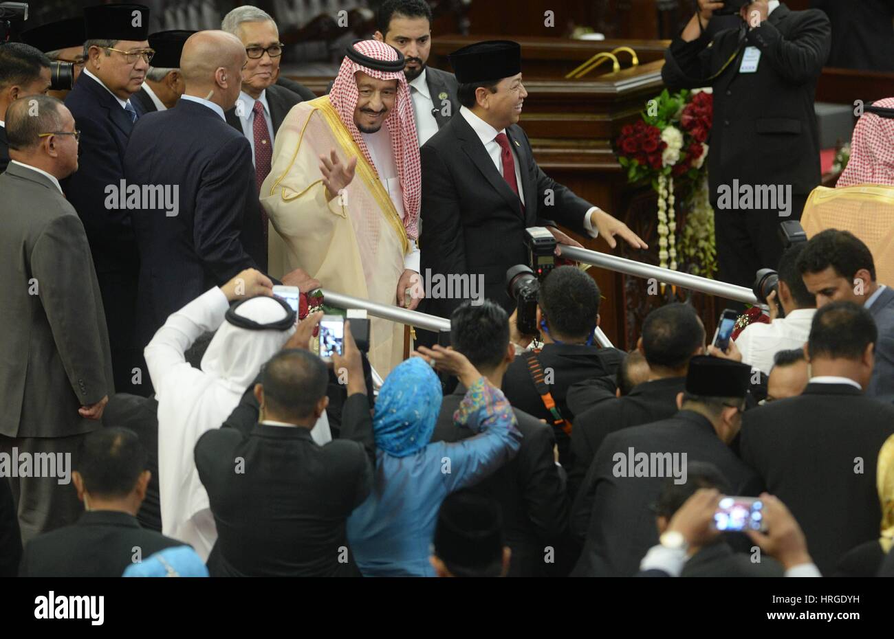 Jakarta. 2. März 2017. Mitglieder des Parlaments winkt saudischen König Salman bin Abdul Aziz al Saud (C) bei seinem Besuch in das indonesische Parlament in Jakarta 2. März 2017. Salman bin Abdul Aziz al Saud am 1. März begann einen neuntägigen Besuch in Indonesien, Teil von seinem sechs-Nationen-Asien-Tournee. Bildnachweis: Agung Kuncahya B./Xinhua/Alamy Live-Nachrichten Stockfoto