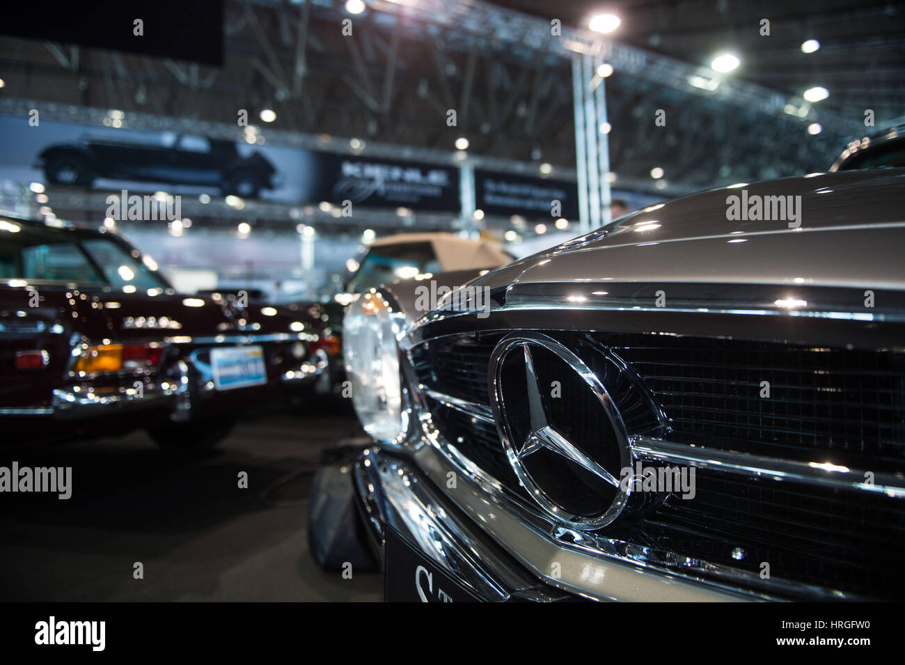 Stuttgart, Deutschland. 2. März 2017. Ein Mercedes-Benz 280 SL auf einer Oldtimer-Messe in Stuttgart, Deutschland, 2. März 2017. Um 1550 Aussteller zeigen ihre schönsten Oldtimer zwischen den 02.03.17 und die 05.03.17. Foto: Lino Mirgeler/Dpa/Alamy Live-Nachrichten Stockfoto