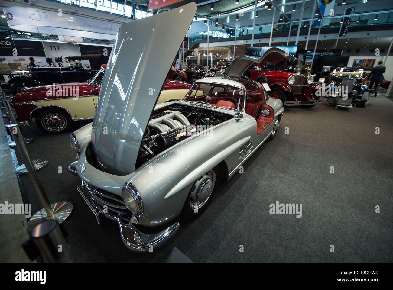 Stuttgart, Deutschland. 2. März 2017. Ein Mercedes-Benz 300SL auf einer Oldtimer-Messe in Stuttgart, Deutschland, 2. März 2017. Um 1550 Aussteller zeigen ihre schönsten Oldtimer zwischen den 02.03.17 und die 05.03.17. Foto: Lino Mirgeler/Dpa/Alamy Live-Nachrichten Stockfoto