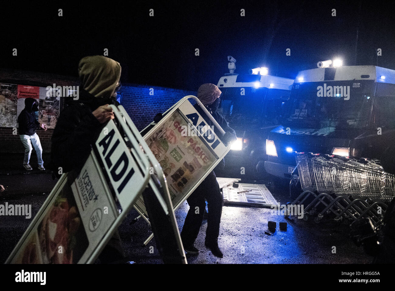 Dänemark, Kopenhagen, 1. März. 2017. Linke Aktivisten dauerte die Straßen von Kopenhagen zehn Jahre nach dem Abriss des Jugendhaus Ungdomshuset bei Jagtvej 69. Unter der Aussage "der Kampf geht weiter, nichts vergessen, nichts verziehen" die Aktivisten kollidierte mit der Polizei während des Marsches. Hier greifen die Aktivisten der Polizei mit Zeichen aus dem Supermarkt ALDI. Bildnachweis: Gonzales Foto/Alamy Live-Nachrichten Stockfoto