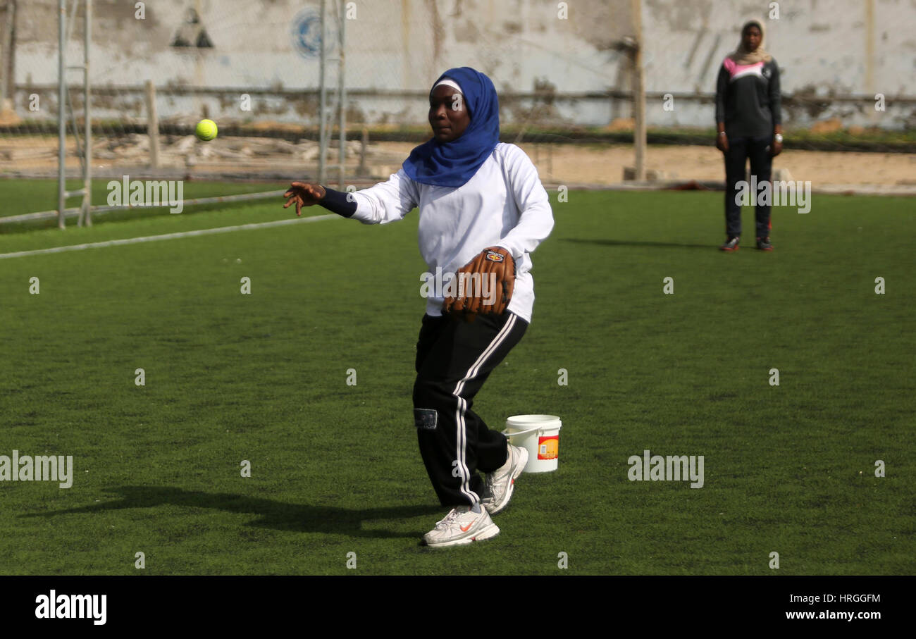 Gaza-Stadt, Gazastreifen, Palästinensische Gebiete. 2. März 2017. Baseball-Training in Gaza-Stadt, am 20. Februar 2017 teilnehmen palästinensische Mädchen. Baseball ist ein Schläger und Ball Spiel zwischen zwei Mannschaften aus neun Spielern jede, die abwechselnd mit der Wimper und fielding. Baseball wird gedacht, um als ein Spiel namens entstanden "Rounders" in England und gewonnene Popularität in den Vereinigten Staaten in den frühen 1900er Jahren. Bildnachweis: ZUMA Press, Inc./Alamy Live-Nachrichten Stockfoto