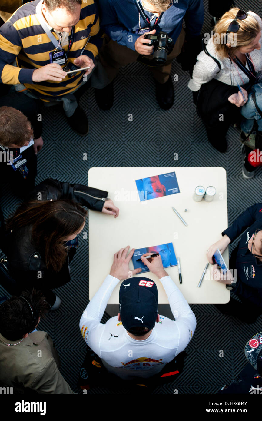 Barcelona, Spanien. 2. März 2017. Max Verstappen, Fahrer von Red Bull Racing Team, Autogramme während des 4. Tages des Formel 1-Tests auf dem Circuit Catalunya. Bildnachweis: Pablo Freuku/Alamy Live-Nachrichten Stockfoto