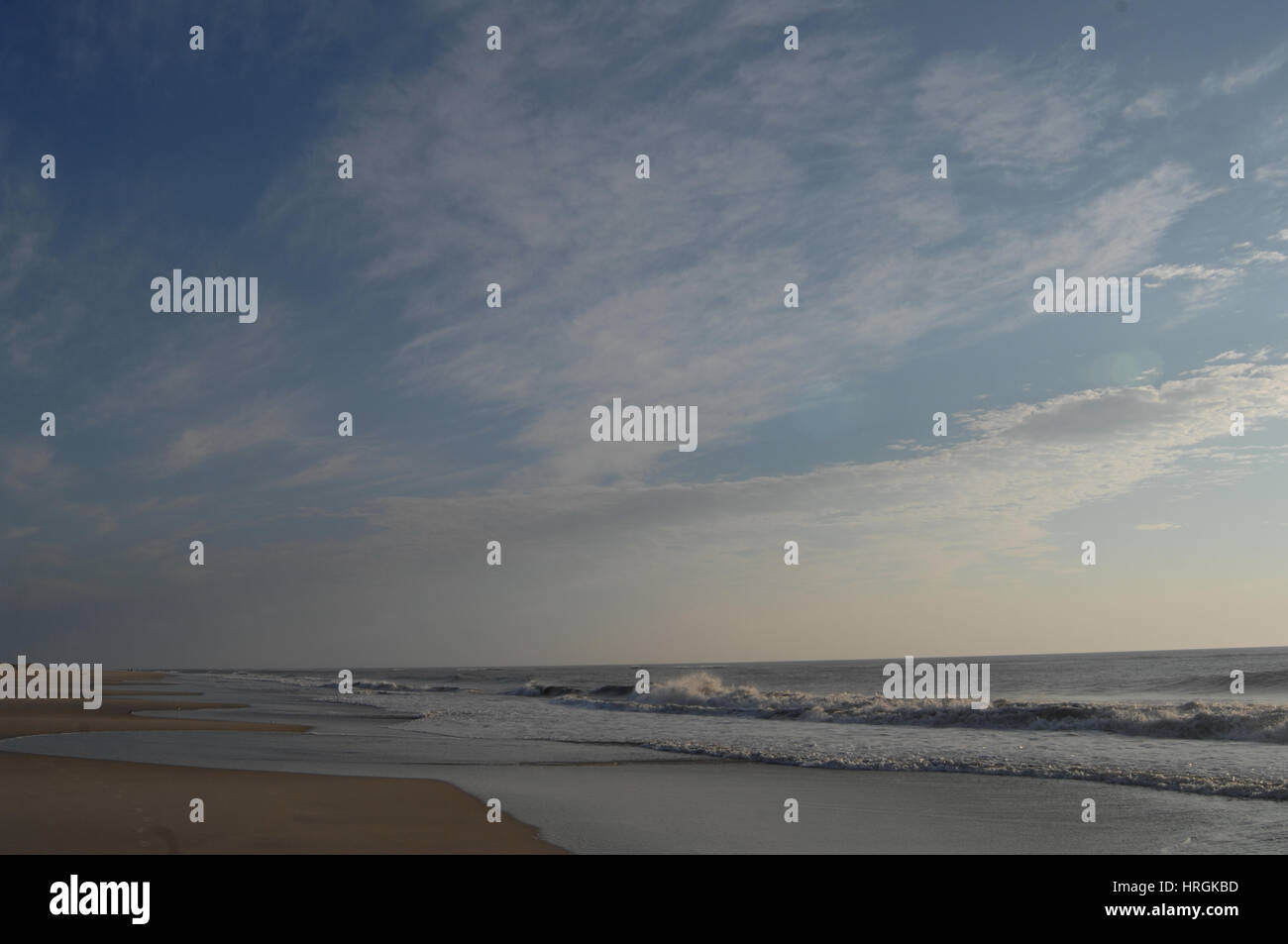 Breaking Wellen surfen am Strand, Outer Banks, North Carolina Stockfoto