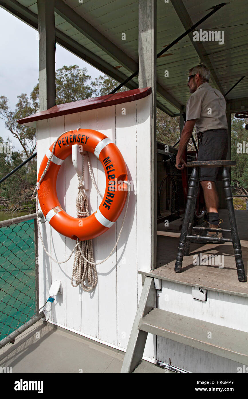 Der Kapitän an der Spitze der Raddampfer PS Pevensey Kreuzfahrt auf dem Murray River in den historischen Hafen von Echuca in Victoria Australien. Stockfoto