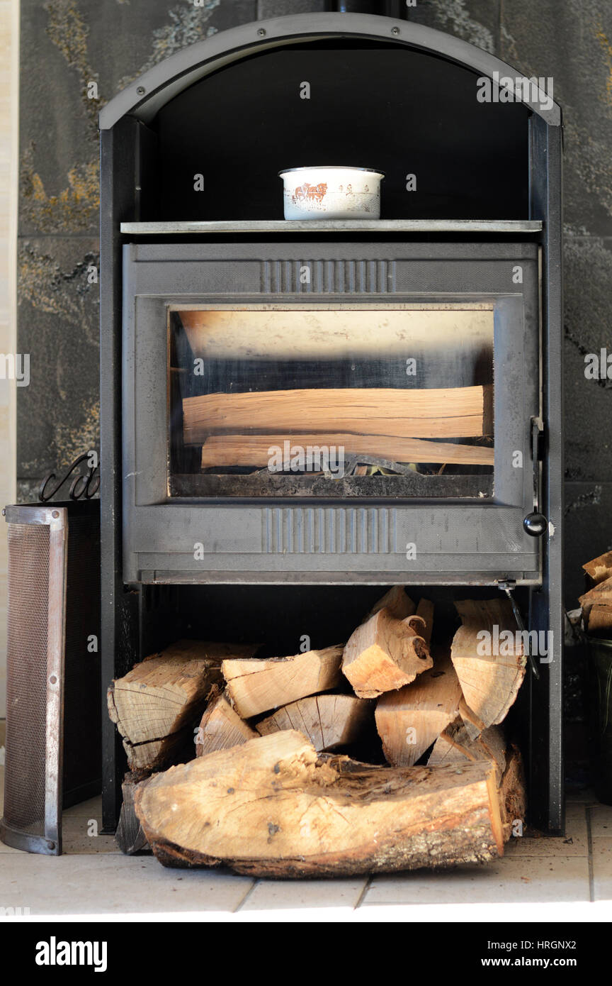 Ein Kamin einfügen in ein gemütliches Wohnzimmer mit Brennholz. Stockfoto