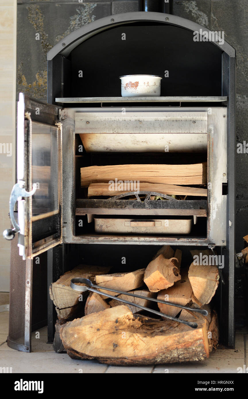 Ein Kamin einfügen in ein gemütliches Wohnzimmer mit Brennholz. Stockfoto