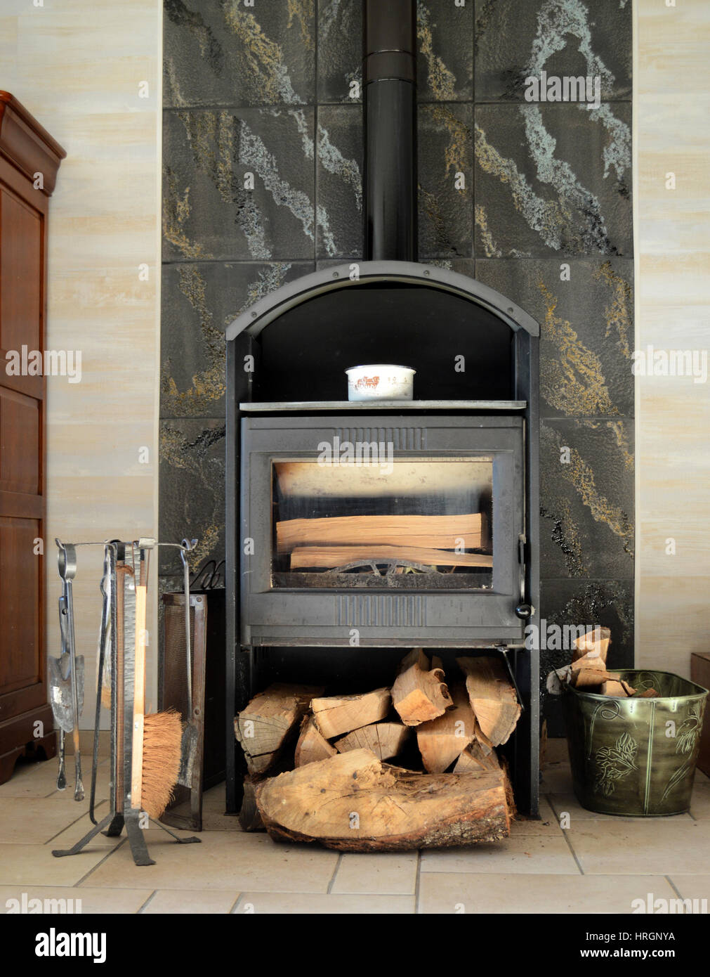 Ein Kamin einfügen in ein gemütliches Wohnzimmer mit Brennholz. Stockfoto