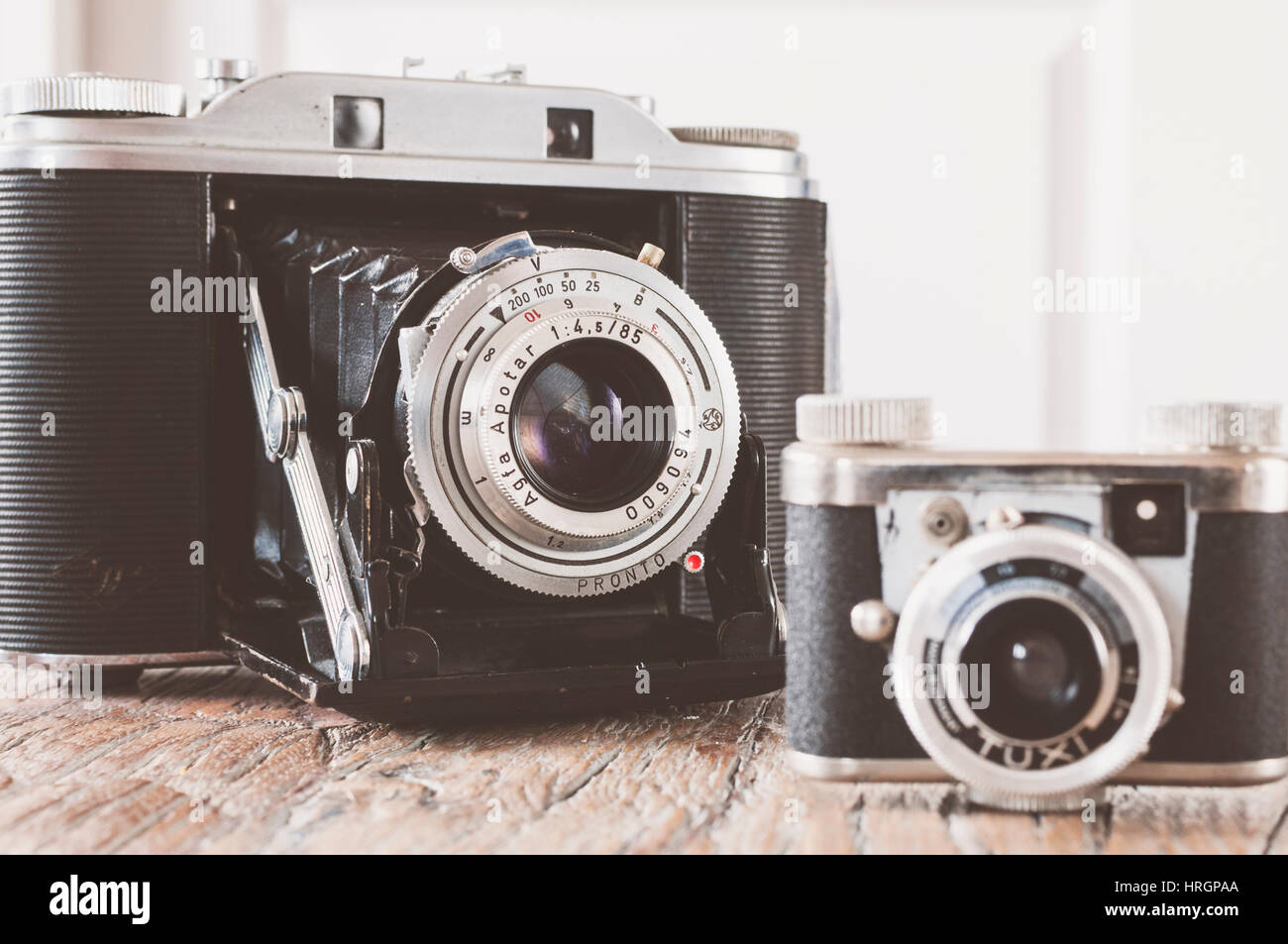 Zwei Vintage-Kameras aus den 1950er Jahren der 1960er-Jahre. Stockfoto
