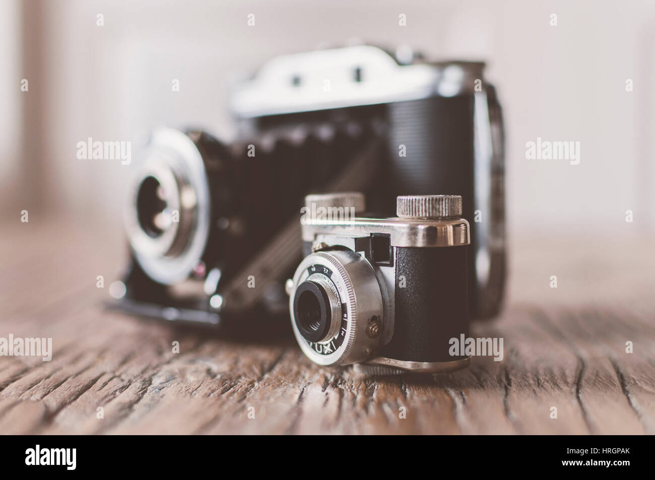 Zwei Vintage-Kameras aus den 1950er Jahren der 1960er-Jahre. Stockfoto