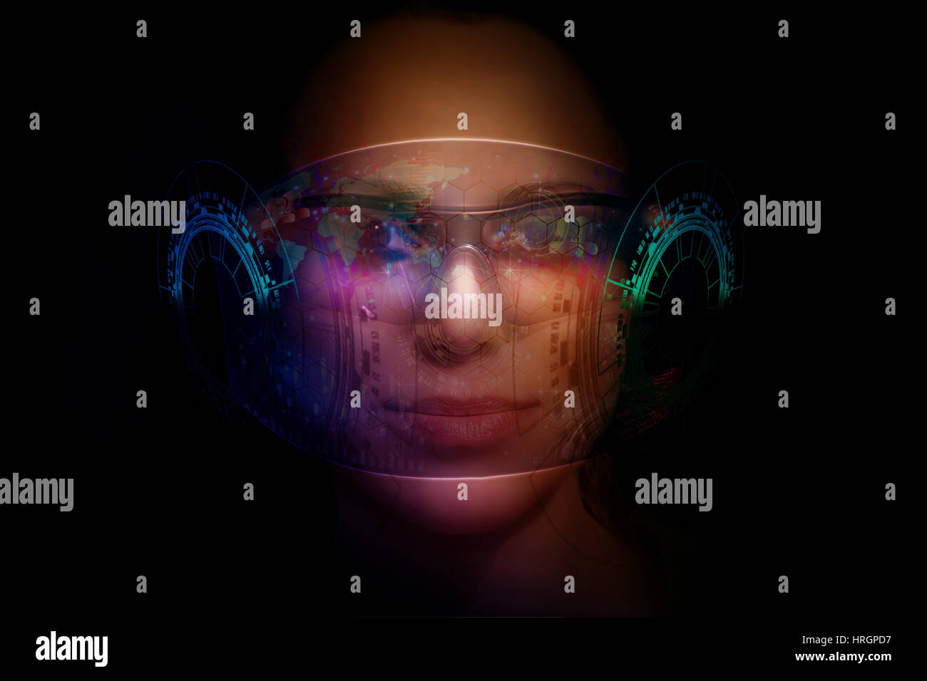 Frau von der Zukunft mit dem futuristischen Hologramglasses auf ihre Augen Stockfoto