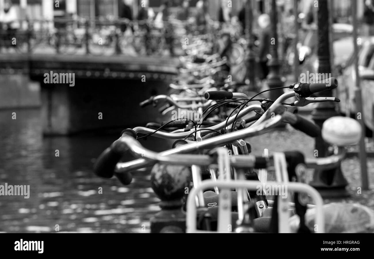 Geparkte Fahrräder an einem Kanal in Amsterdam, Niederlande Stockfoto