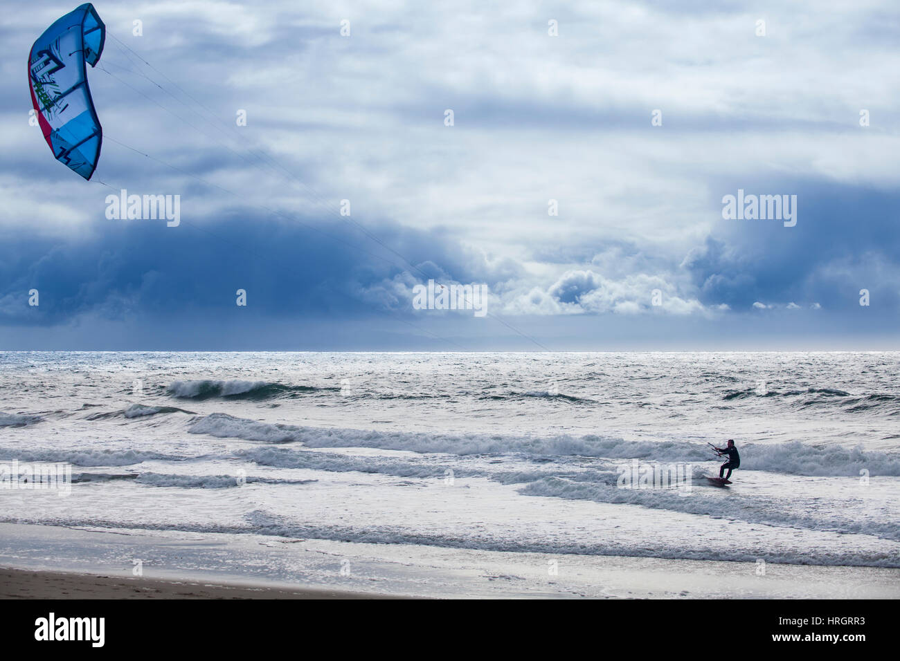 Kitesurfen in stürmischen Wellen am Hendry Beach, Santa Barbara, Kalifornien Stockfoto