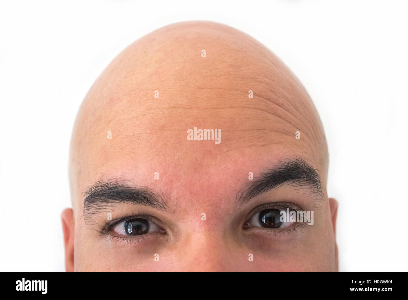 Halbes Gesicht der Glatzkopf in weißem Hintergrund. Nahaufnahme der Augen. Verdächtige Gesicht. Stockfoto