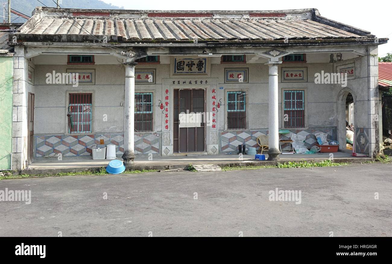 PINGTUNG, TAIWAN--5. Februar 2016: eine traditionelle chinesische Bauernhaus mit verheißungsvollen Worten und Zitaten rund um die Tür und über den Fenstern. Stockfoto