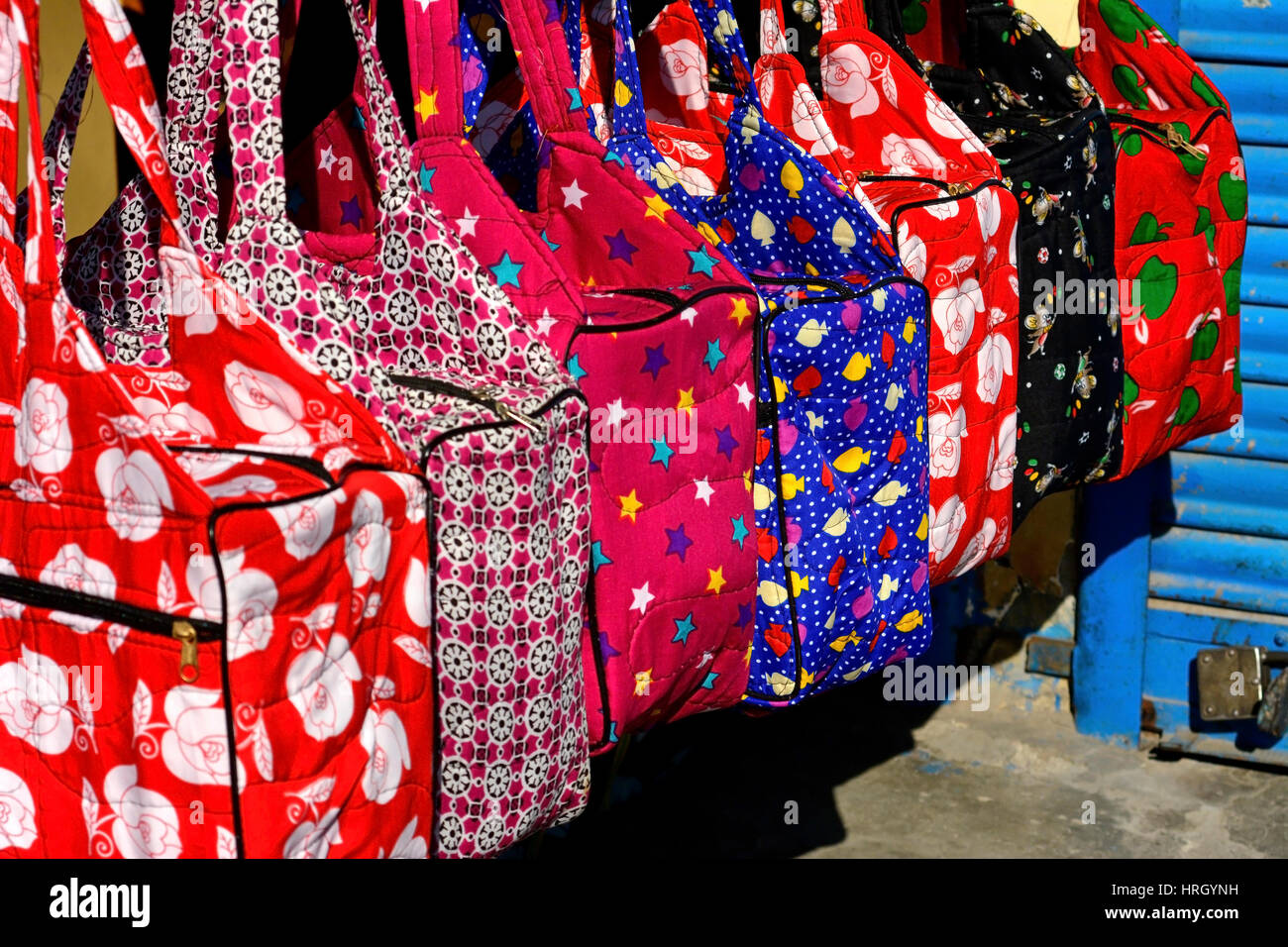 Bunte Taschen in Markt, Indien Stockfoto
