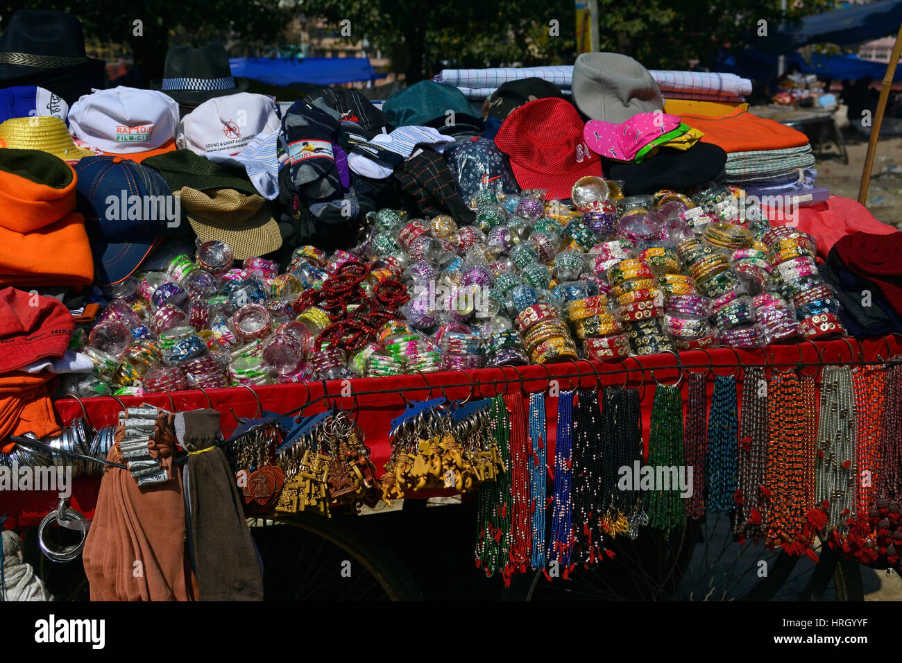 Armreifen und Tücher stall in Indien. Stockfoto