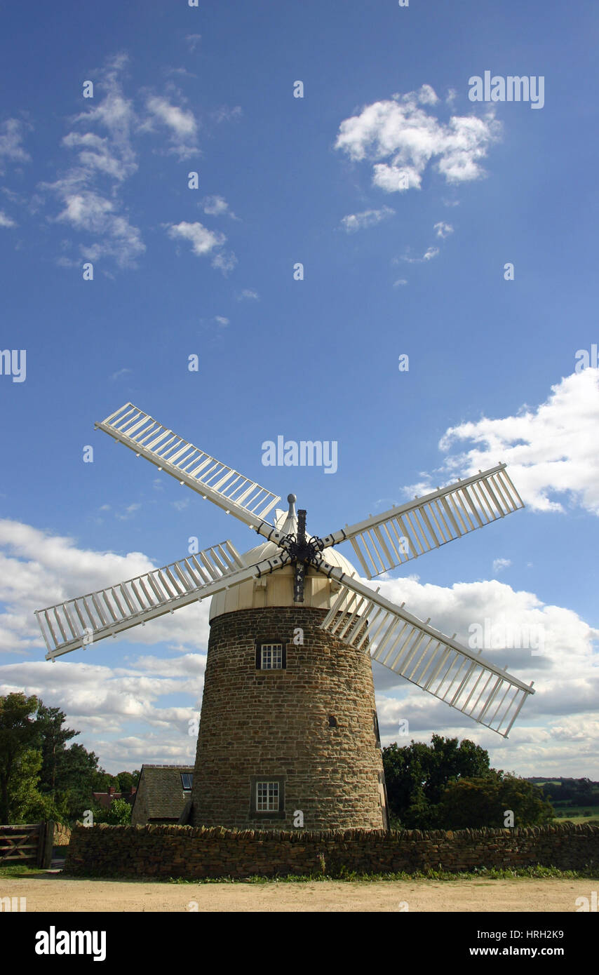 Heage Windmühle in Derbyshire von vorne zeigt der GAP und vier der sechs Segel (zwei fehlen). Blauer Himmel mit weißen Wolken im Hintergrund. Stockfoto