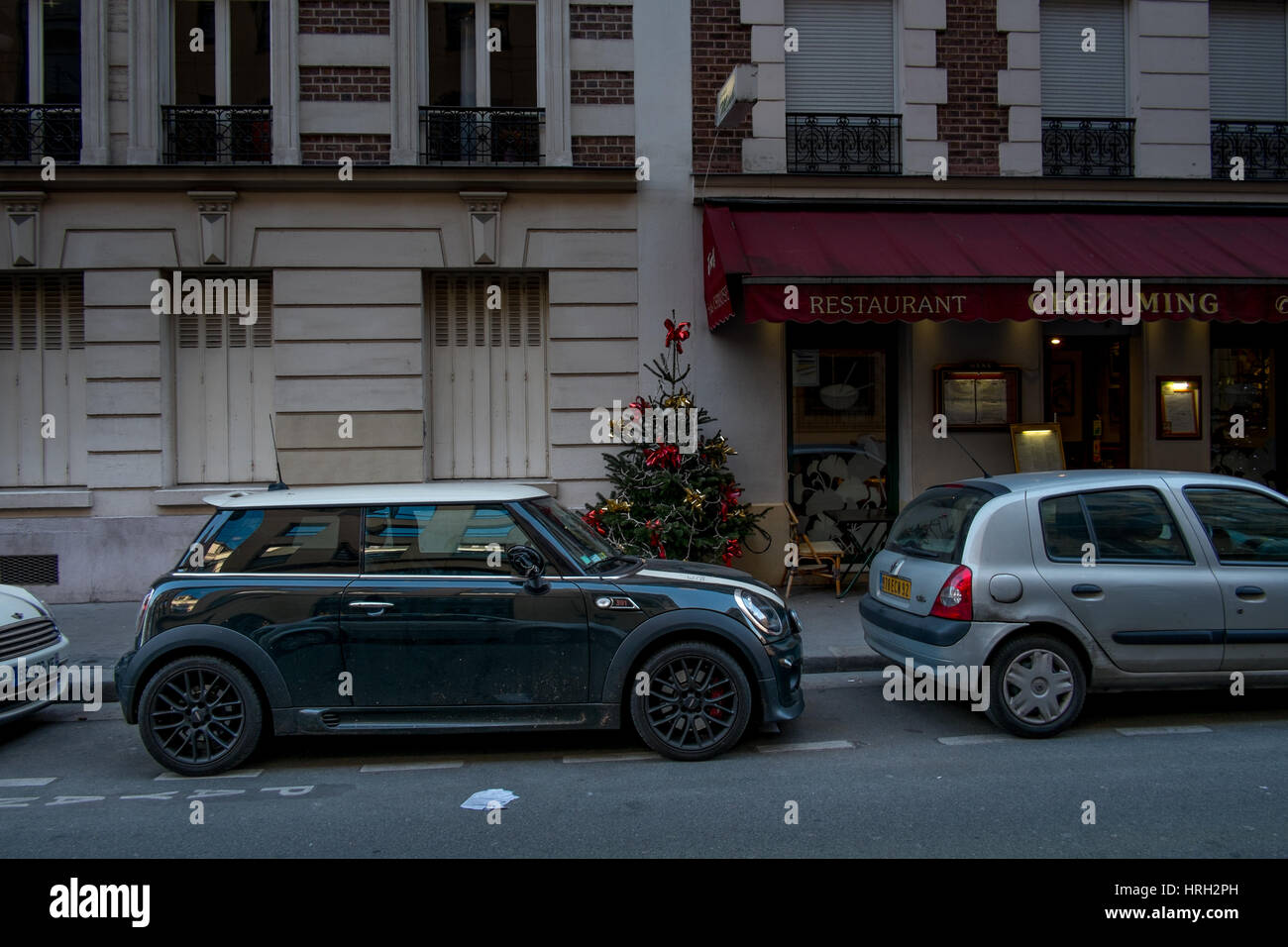 Mini R56 John Cooper arbeitet. in einer Paris Straße geparkt Stockfoto