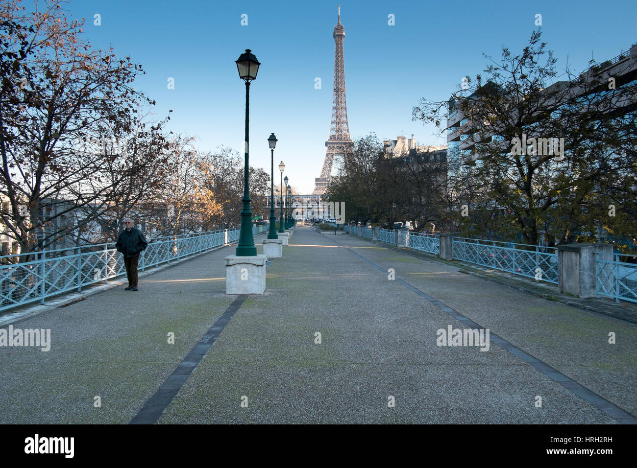 Spaziergang auf der Promenade de Quai Grenelle an einem kühlen Morgen, blauer Himmel, Eiffelturm im Hintergrund Stockfoto