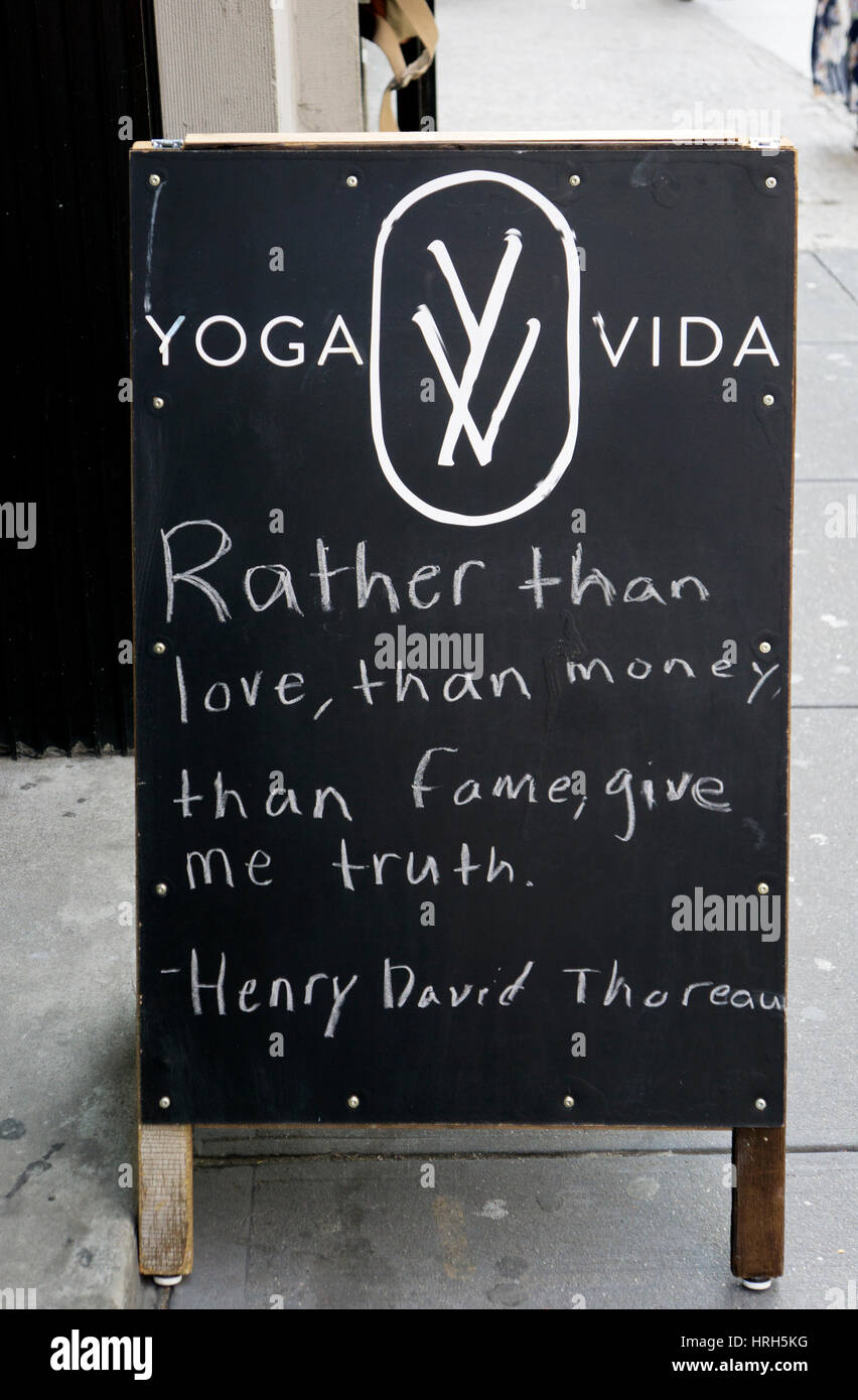 Ein Zeichen außerhalb Yoga Vida am Broadway in Greenwich Village mit einem Zitat von Thoreau pries die Tugend der Wahrheit über Geld, Liebe oder Ruhm. Stockfoto
