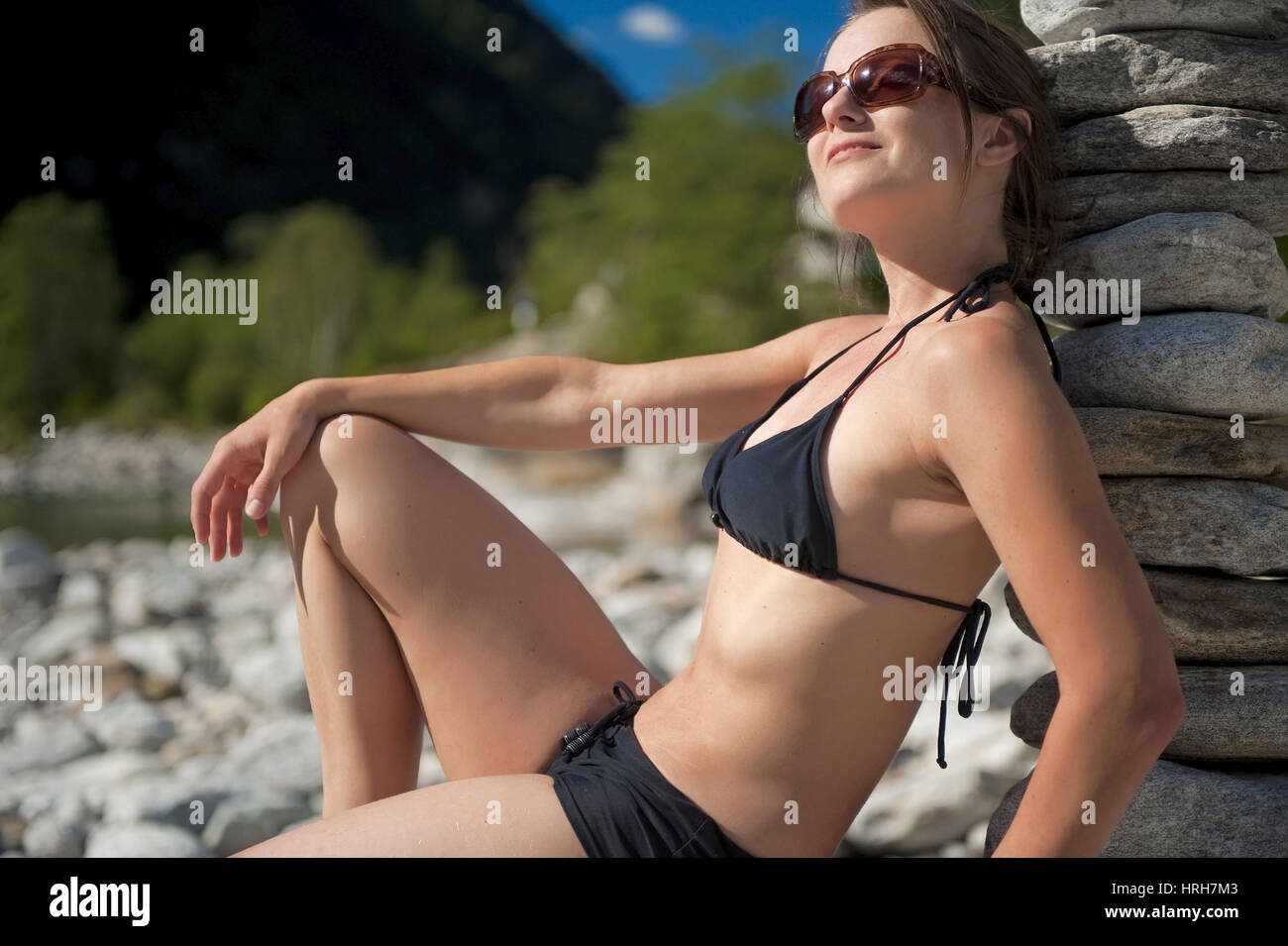 Model Release, Frau Im Bikini Lehnt eine Einer Steinpyramide, Valle  Verzasca, Schweiz - Frau im Bikini neben einer Steinpyramide  Stockfotografie - Alamy