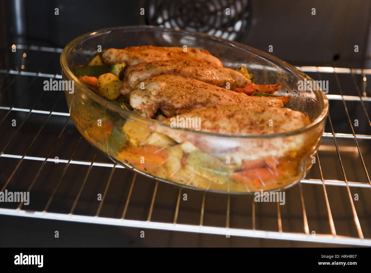 Gemuesepfanne Mit Huhn Im Backrohr - Gemüse-Pfanne mit Huhn im Ofen  Stockfotografie - Alamy