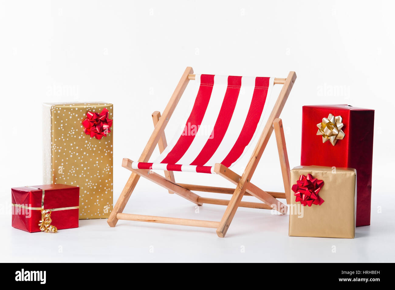 Liegestuhl Und Weihnachtsgeschenke - Liegestuhl und Weihnachten präsentiert Stockfoto