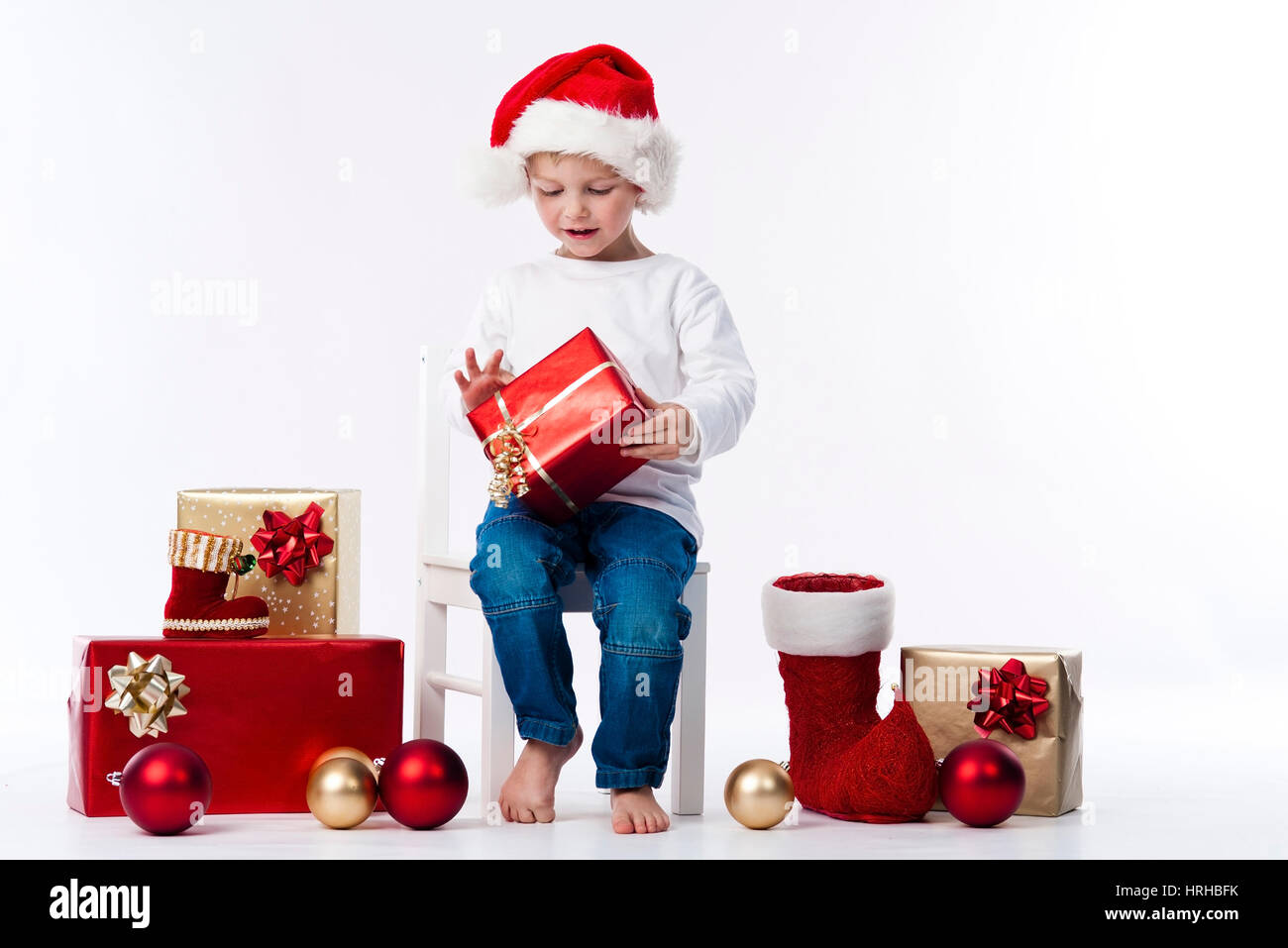 Model Release, Junge Mit Weihnachtsmuetze Und Weihnachtsgeschenken - Weihnachten-Boy Stockfoto