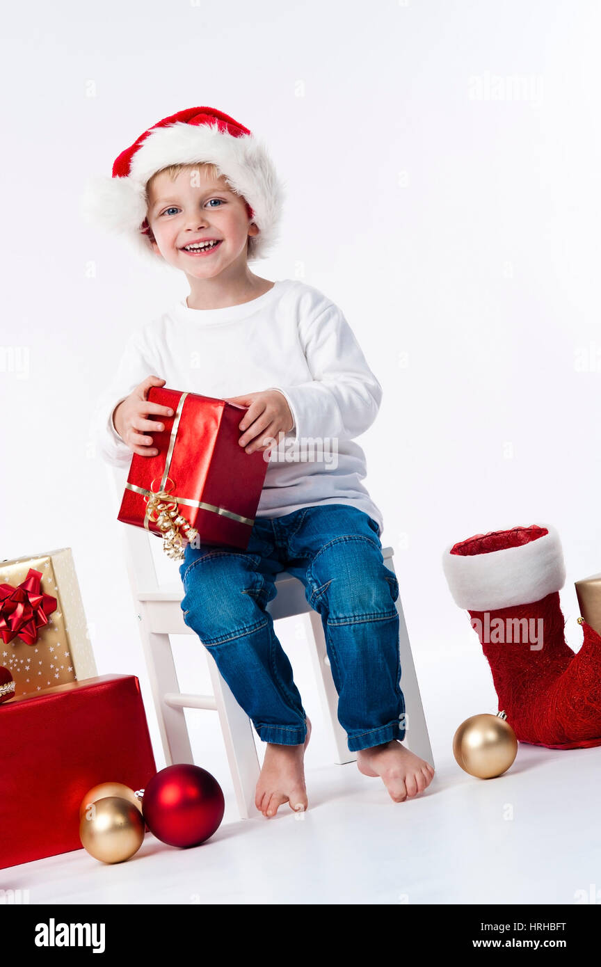 Model Release, Junge Mit Weihnachtsmuetze Und Weihnachtsgeschenken - Weihnachten-Boy Stockfoto