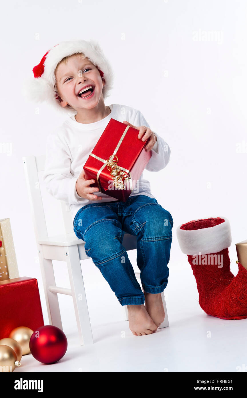 Model Release, Junge Mit Weihnachtsmuetze Und Weihnachtsgeschenken - Weihnachten-Boy Stockfoto
