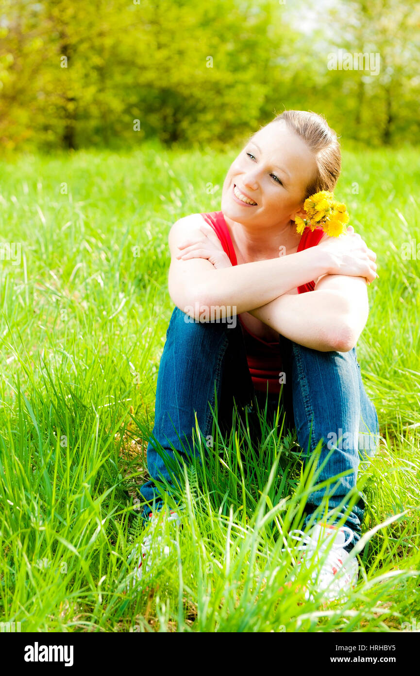 Model Release, Junge Frau Mit Loewenzahnblumen in Fruehlingswiese - junge Frau im Frühjahr Stockfoto