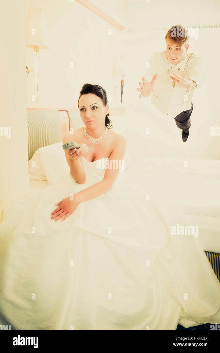 Brautpaar Im Hotelzimmer - Ehepaar im Hotelzimmer Stockfoto