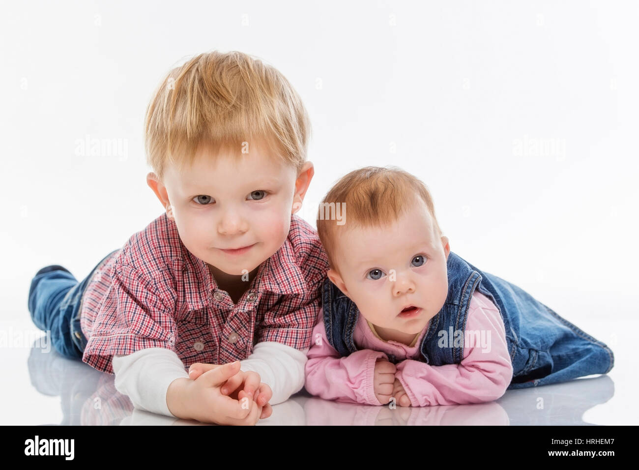 Grosse Schwester und Kleiner Brude Stockfotos und -bilder Kaufen - Alamy