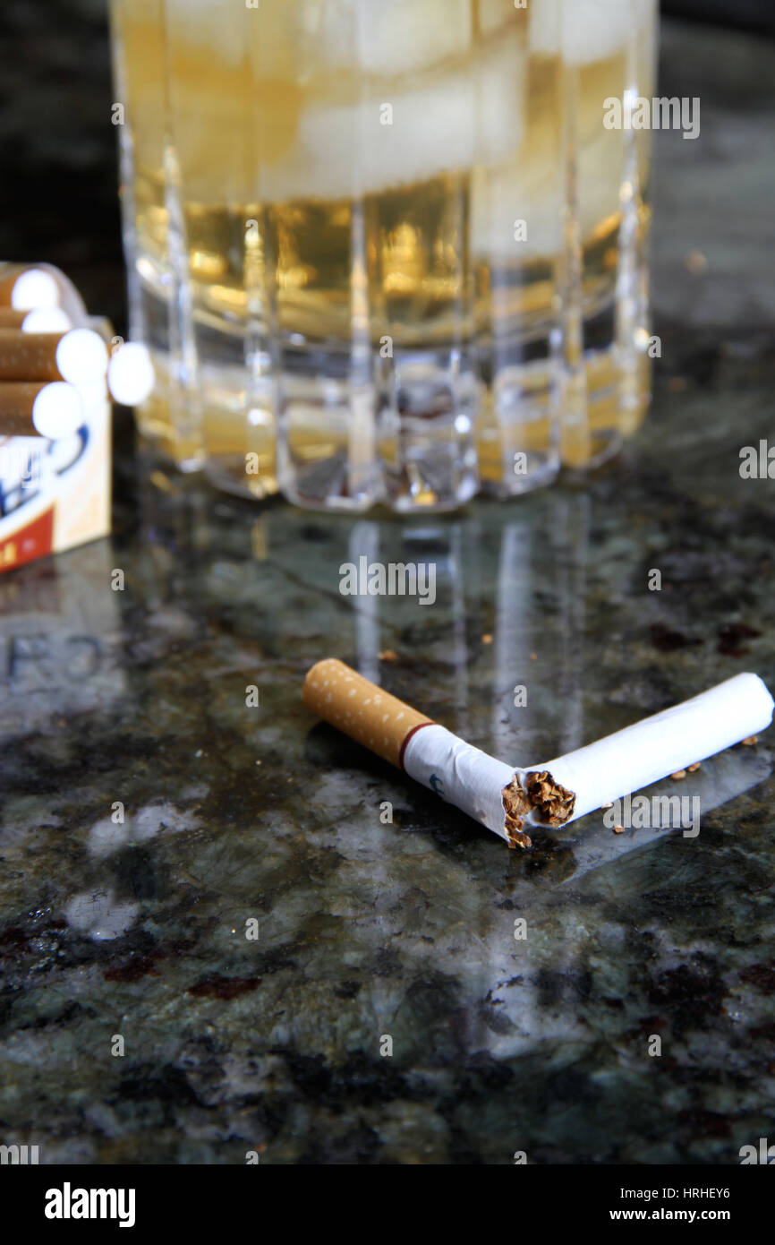 Alkohol und Zigaretten Stockfoto