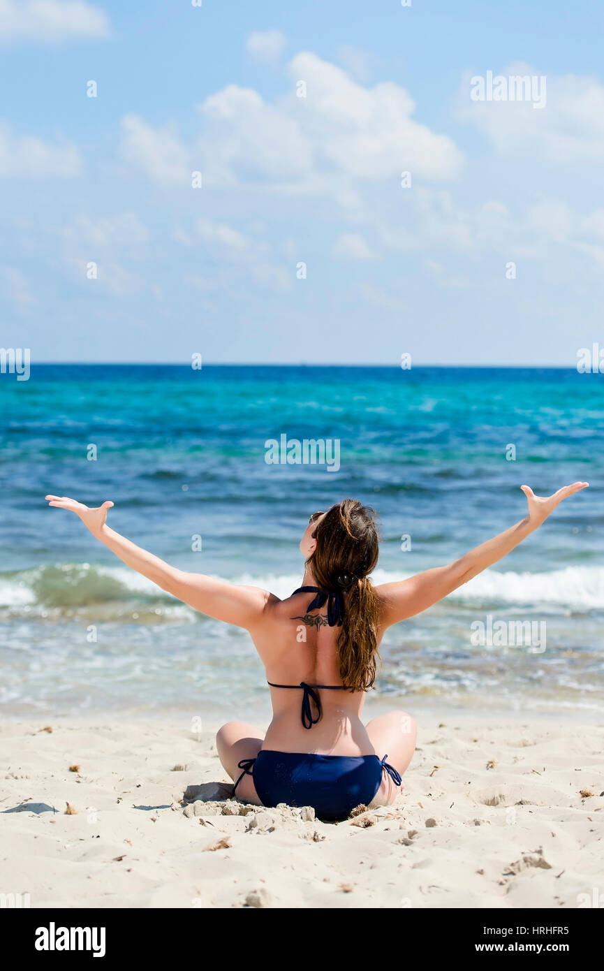 Frau Im Bikini Geniesst Den Urlaub bin Strand, Ibiza, Spanien - Frau macht Urlaub am Strand, Ibiza, Spanien Stockfoto