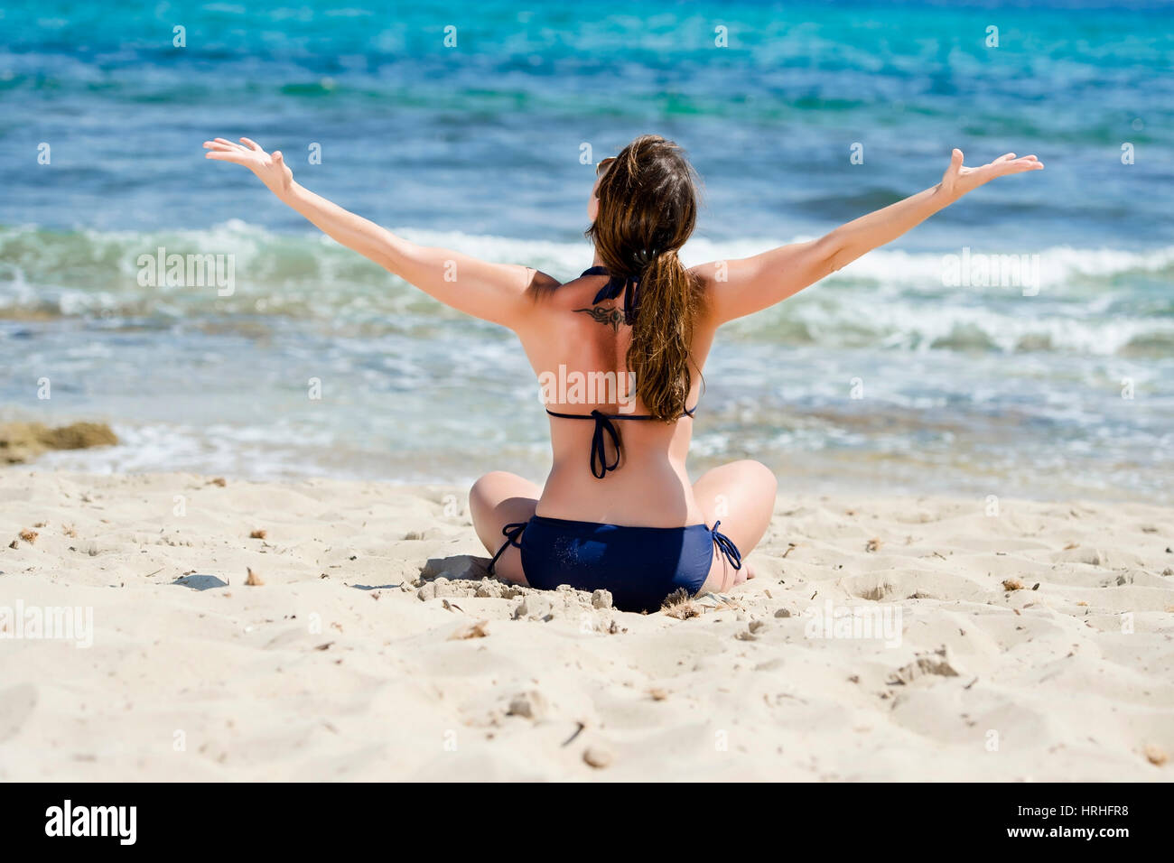 Frau Im Bikini Geniesst Den Urlaub bin Strand, Ibiza, Spanien - Frau macht Urlaub am Strand, Ibiza, Spanien Stockfoto