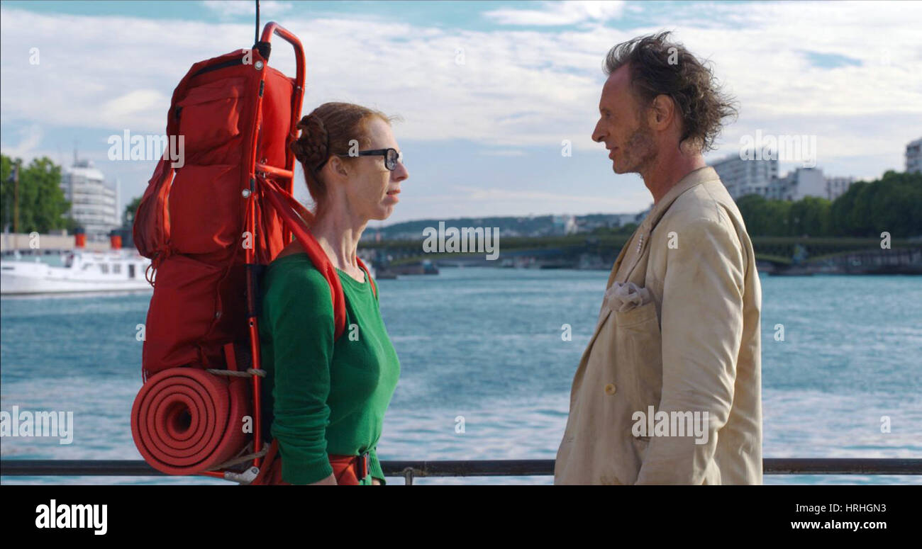 Lost in Paris eine 2016 Französisch-belgische Komödie geschrieben, Regie und Co-produziert von Dominique Abel und Fiona Gordon, starring Gordon als kanadische Bibliothekar, ein Obdachloser in Paris begegnet, ist.  Dieses Foto ist nur zu redaktionellen Zwecken und unterliegen dem Copyright von der Filmgesellschaft und/oder der Fotograf von dem Film oder der Firma zugeordnet und kann nur durch Veröffentlichungen im Zusammenhang mit der Förderung der oben genannten Film reproduziert werden. Eine obligatorische Gutschrift auf die Filmgesellschaft ist erforderlich. Der Fotograf sollte auch angerechnet werden, wenn bekannt. Stockfoto