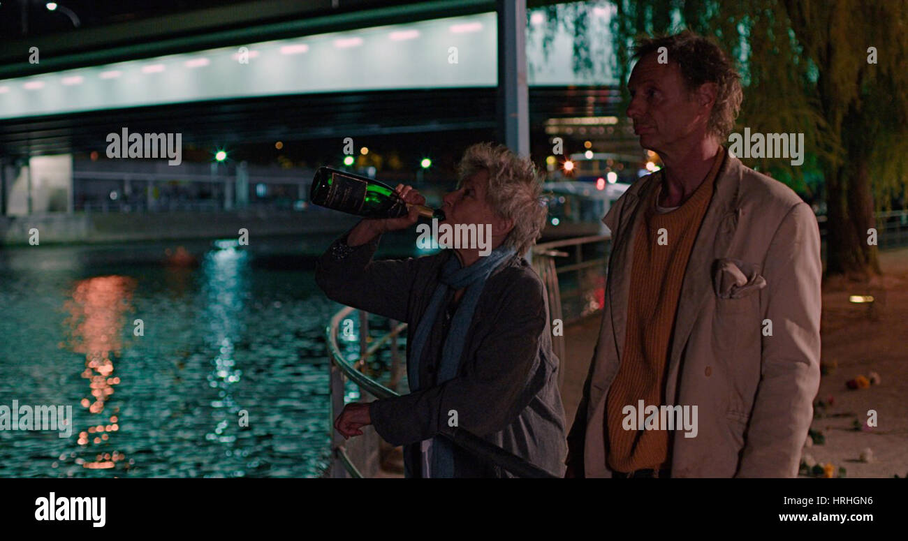 Lost in Paris eine 2016 Französisch-belgische Komödie geschrieben, Regie und Co-produziert von Dominique Abel und Fiona Gordon, starring Gordon als kanadische Bibliothekar, ein Obdachloser in Paris begegnet, ist.  Dieses Foto ist nur zu redaktionellen Zwecken und unterliegen dem Copyright von der Filmgesellschaft und/oder der Fotograf von dem Film oder der Firma zugeordnet und kann nur durch Veröffentlichungen im Zusammenhang mit der Förderung der oben genannten Film reproduziert werden. Eine obligatorische Gutschrift auf die Filmgesellschaft ist erforderlich. Der Fotograf sollte auch angerechnet werden, wenn bekannt. Stockfoto