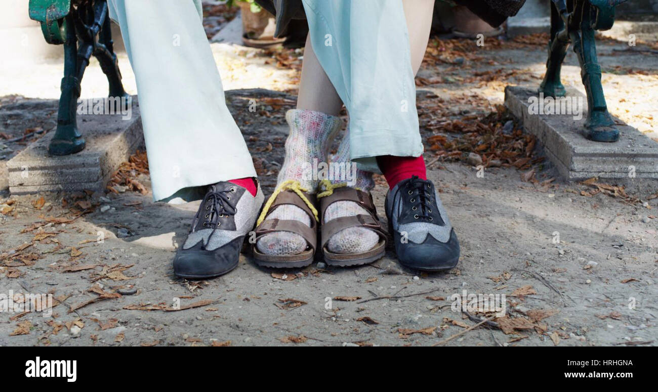 Lost in Paris eine 2016 Französisch-belgische Komödie geschrieben, Regie und Co-produziert von Dominique Abel und Fiona Gordon, starring Gordon als kanadische Bibliothekar, ein Obdachloser in Paris begegnet, ist.  Dieses Foto ist nur zu redaktionellen Zwecken und unterliegen dem Copyright von der Filmgesellschaft und/oder der Fotograf von dem Film oder der Firma zugeordnet und kann nur durch Veröffentlichungen im Zusammenhang mit der Förderung der oben genannten Film reproduziert werden. Eine obligatorische Gutschrift auf die Filmgesellschaft ist erforderlich. Der Fotograf sollte auch angerechnet werden, wenn bekannt. Stockfoto