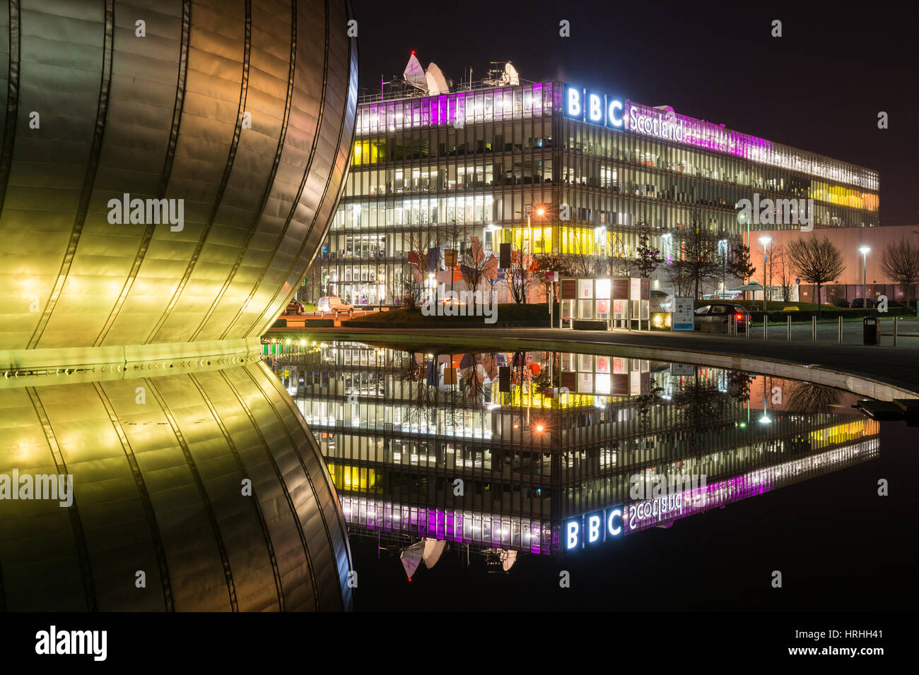 BBC Scotland Headquarters, spiegelt sich in das Wasser rund um Glasgow IMAX, Pacific Quay, Glasgow, Schottland Stockfoto