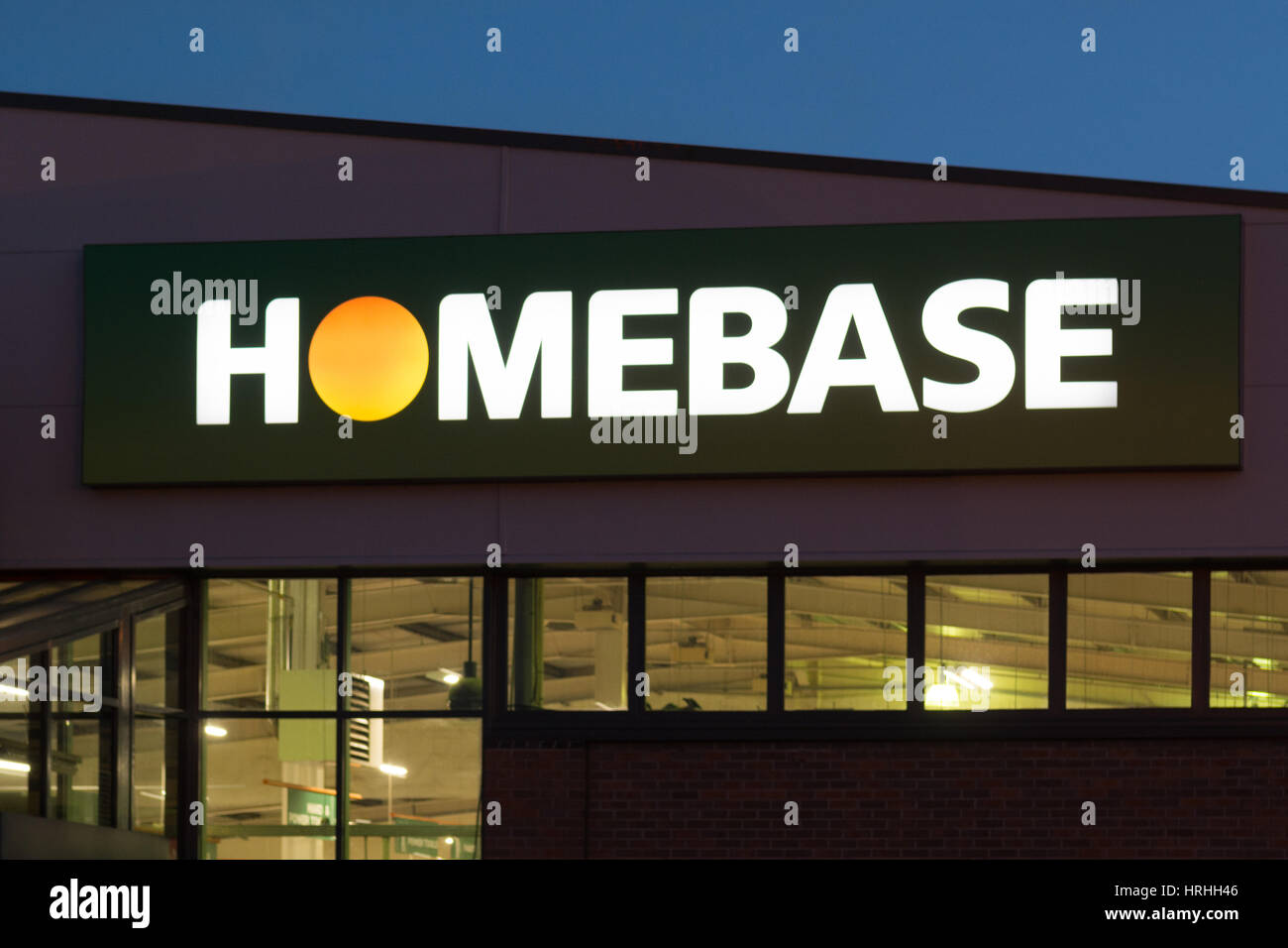 HomeBase DIY Superstore Zeichen nachts beleuchtet Stockfoto